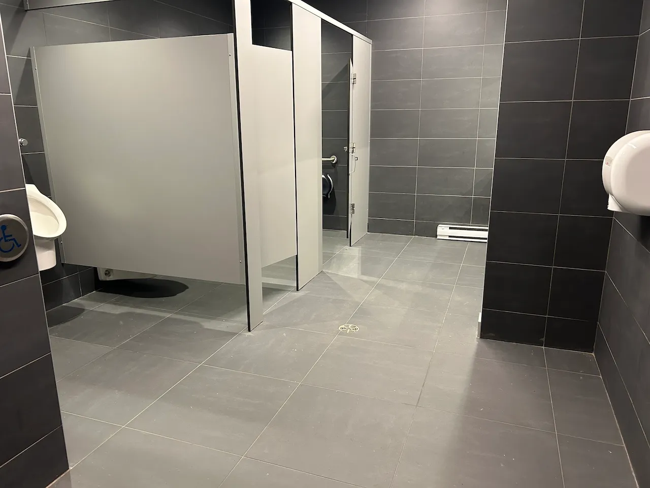 Niveau 2 et 3 - Salle de toilettes homme - Estrades