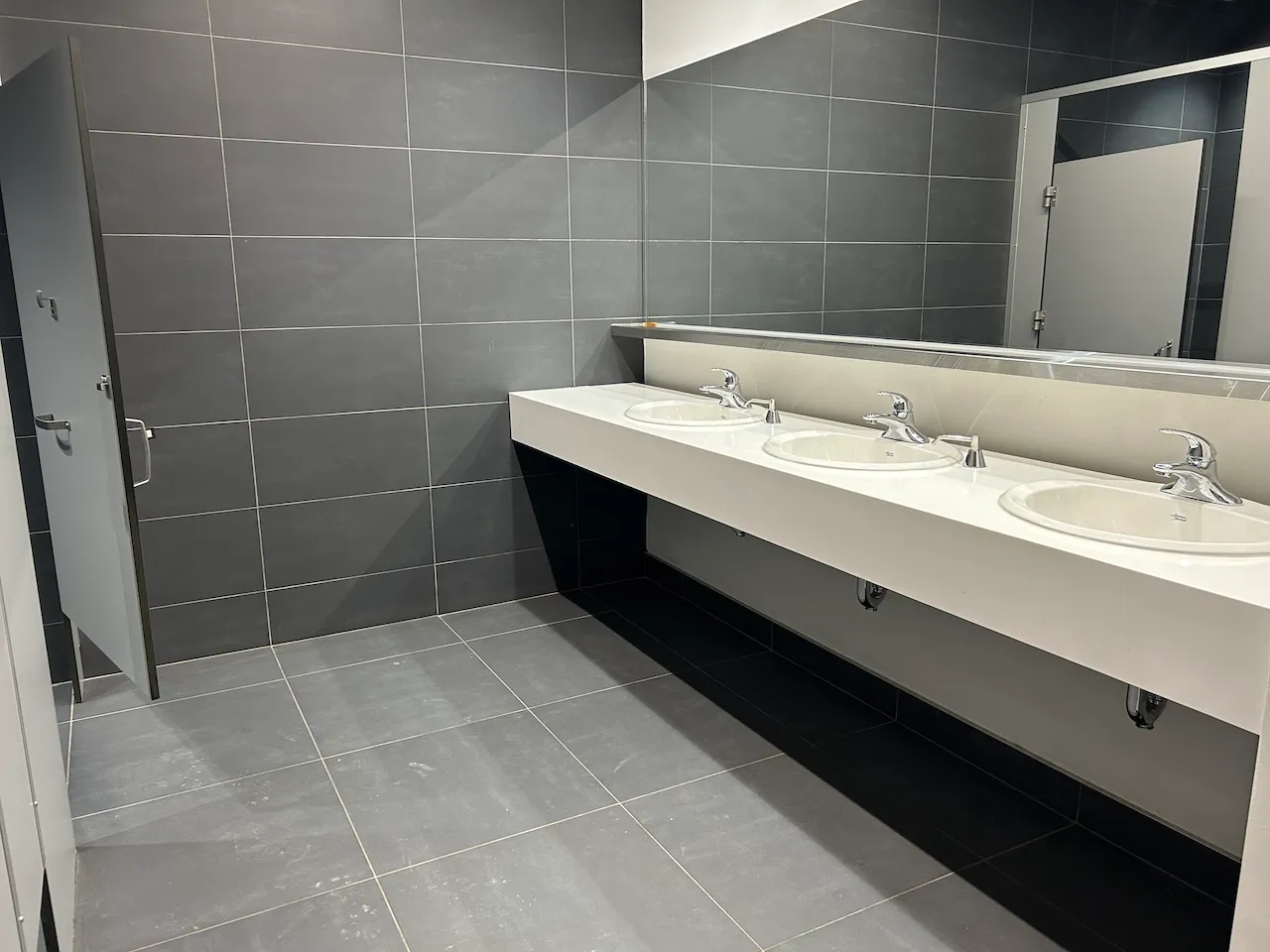 Niveau 2 - Salle de toilettes homme - Salle Multifonctionnelle