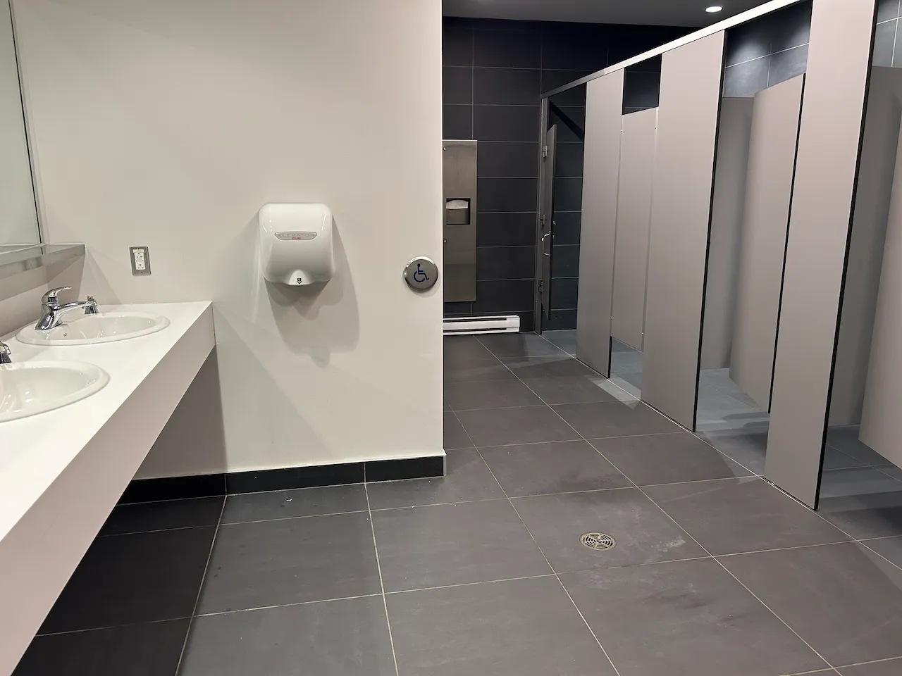 Niveau 2 - Salle de toilettes femme - Salle Multifonctionnelle