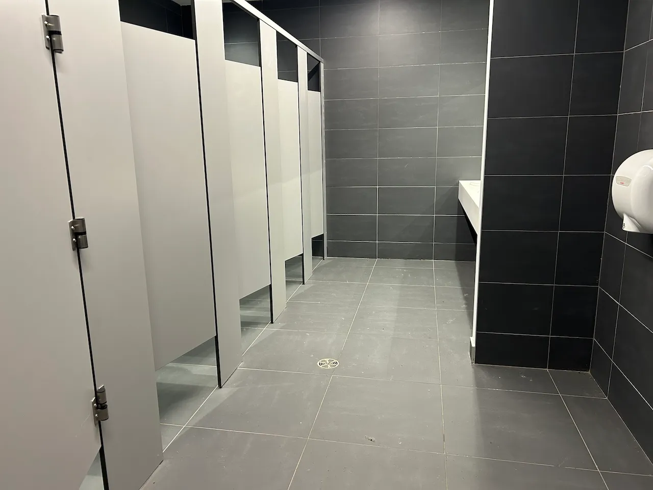 Niveau 2 et 3 - Salle de toilettes femme - Estrades