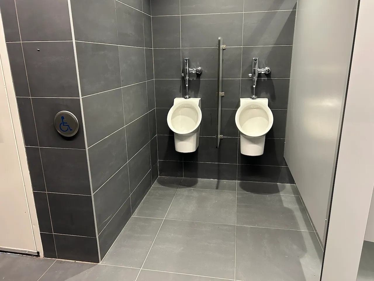 Niveau 2 et 3 - Salle de toilettes homme - Estrades