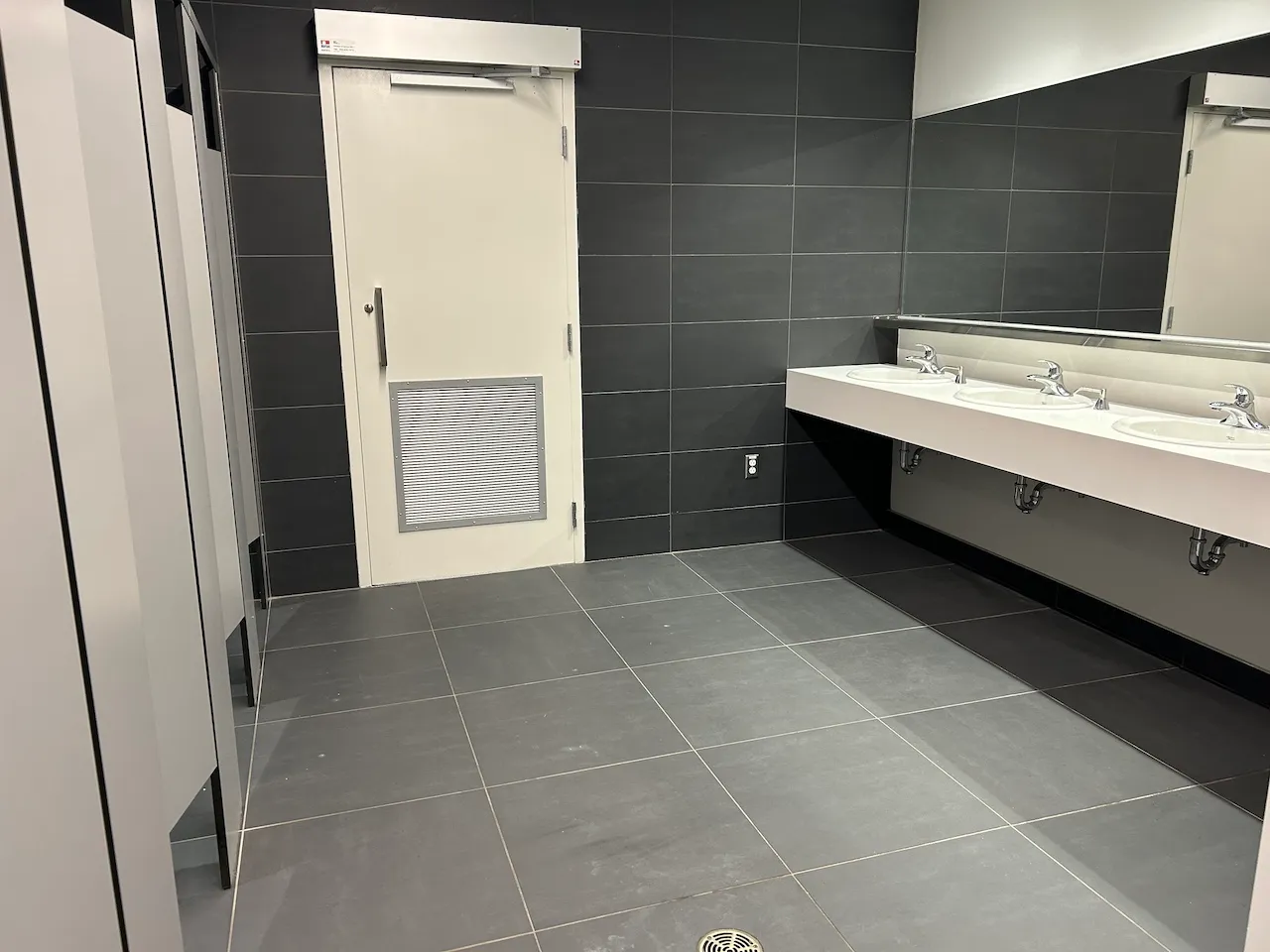 Niveau 2 - Salle de toilettes femme - Salle Multifonctionnelle