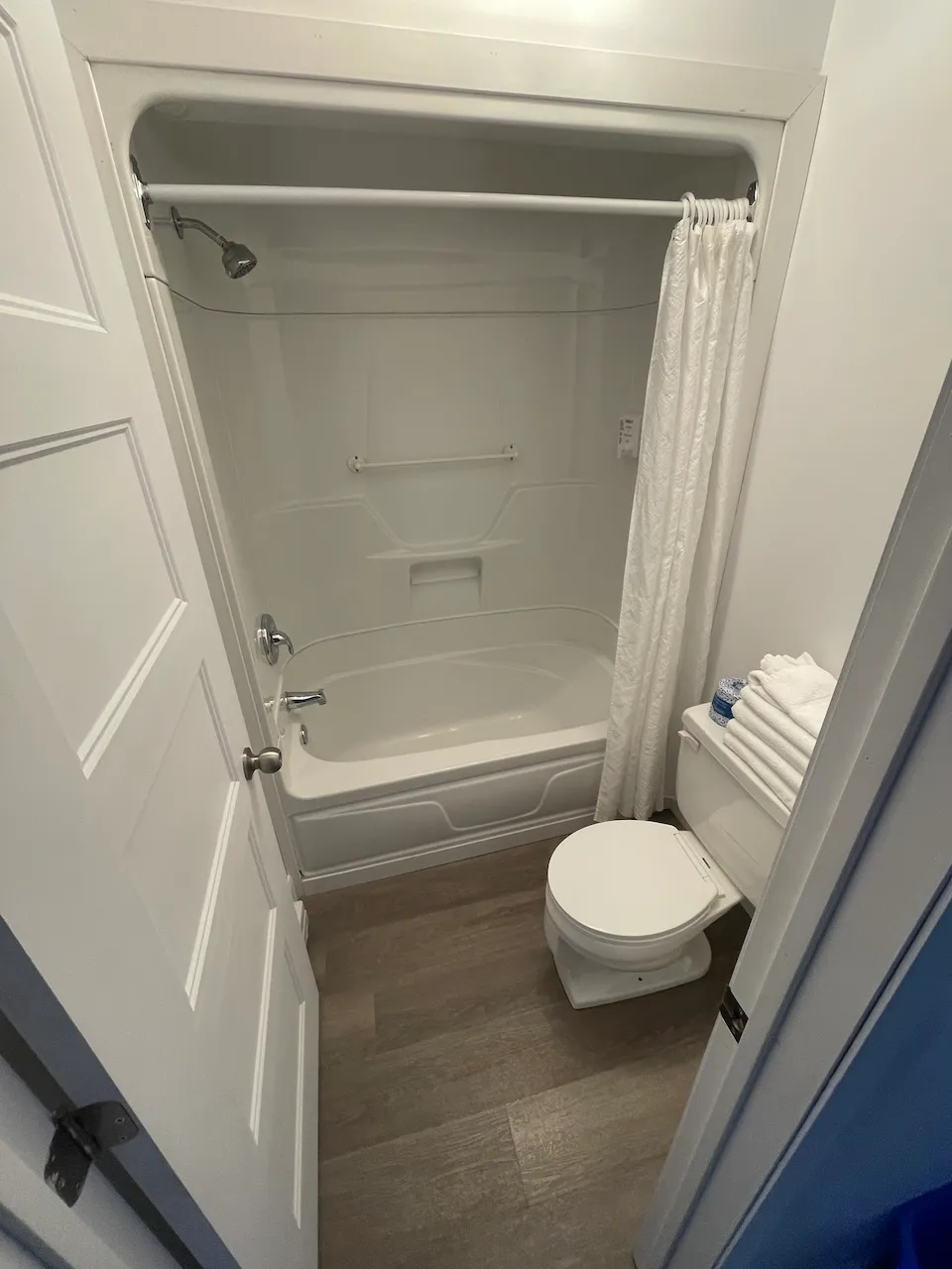 Bathroom with a shower/tub combination