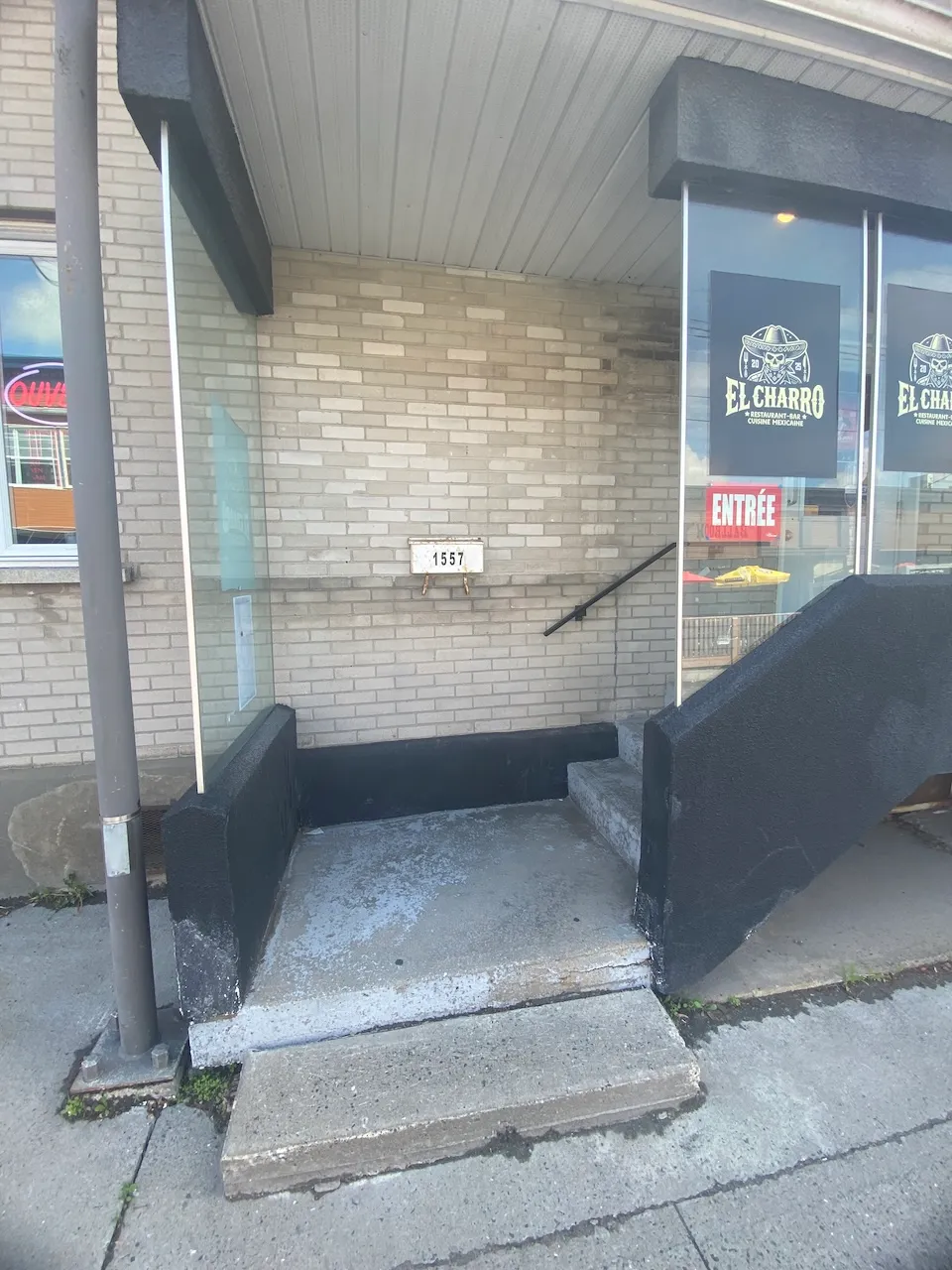 Outdoor entrance (Saint-Louis Ave.)