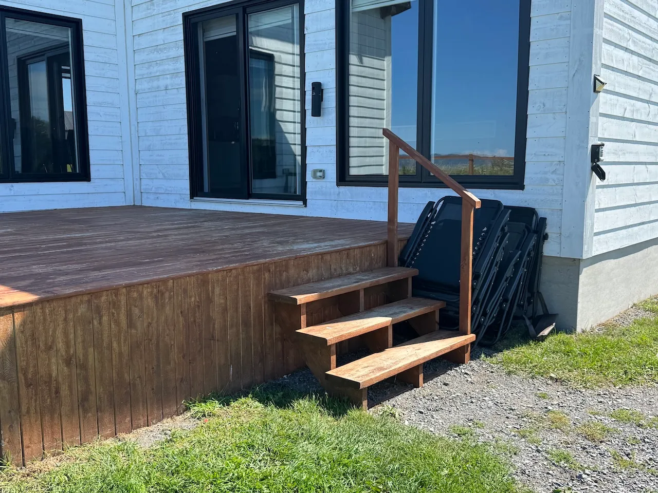 Entrance with steps