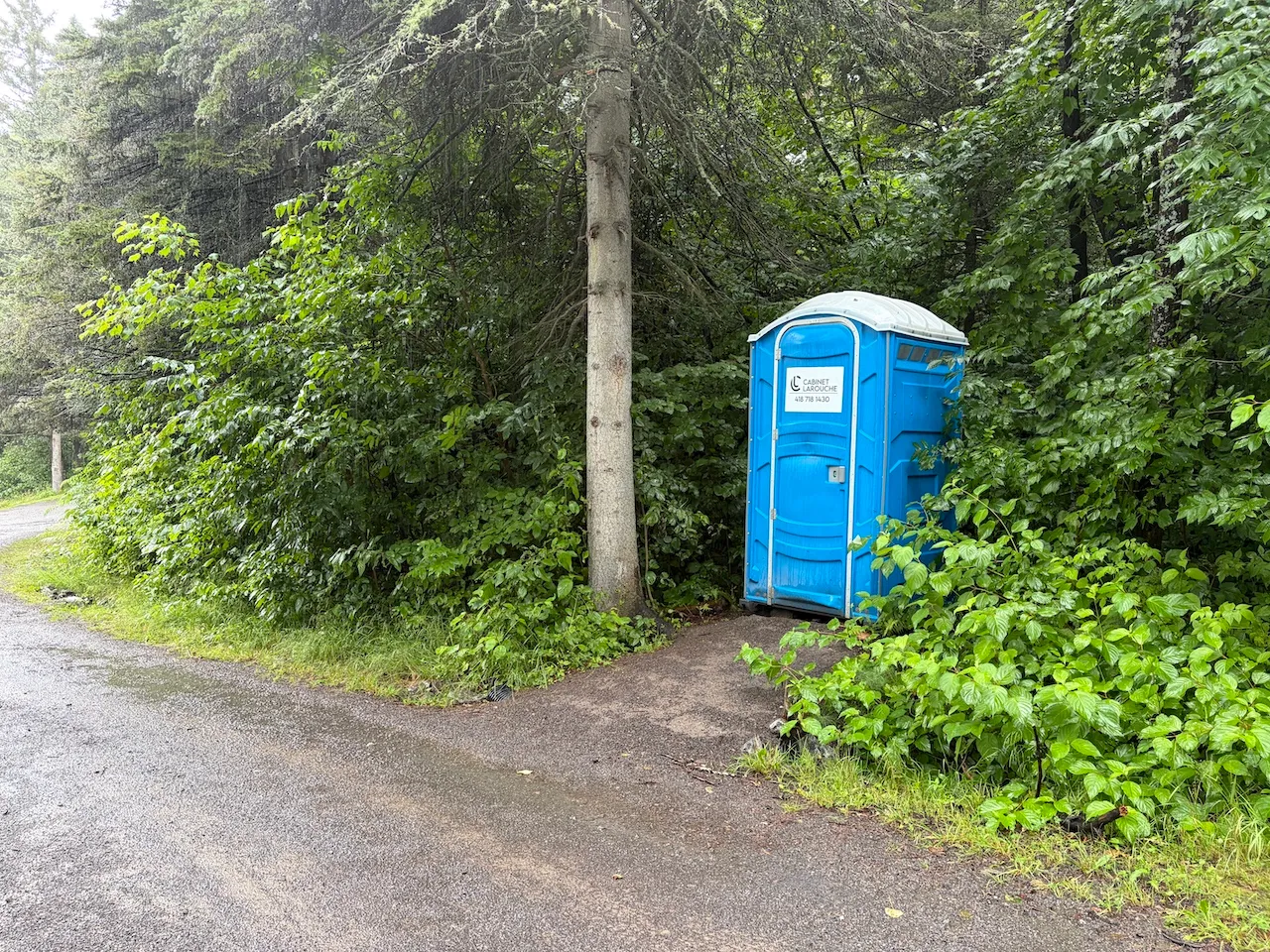 Toilette chimique près du bâtiment de location d'embarcations