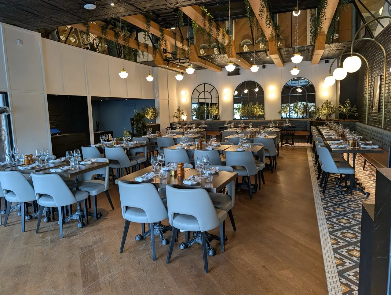 Salle de restaurant côté hôtel Holiday Inn