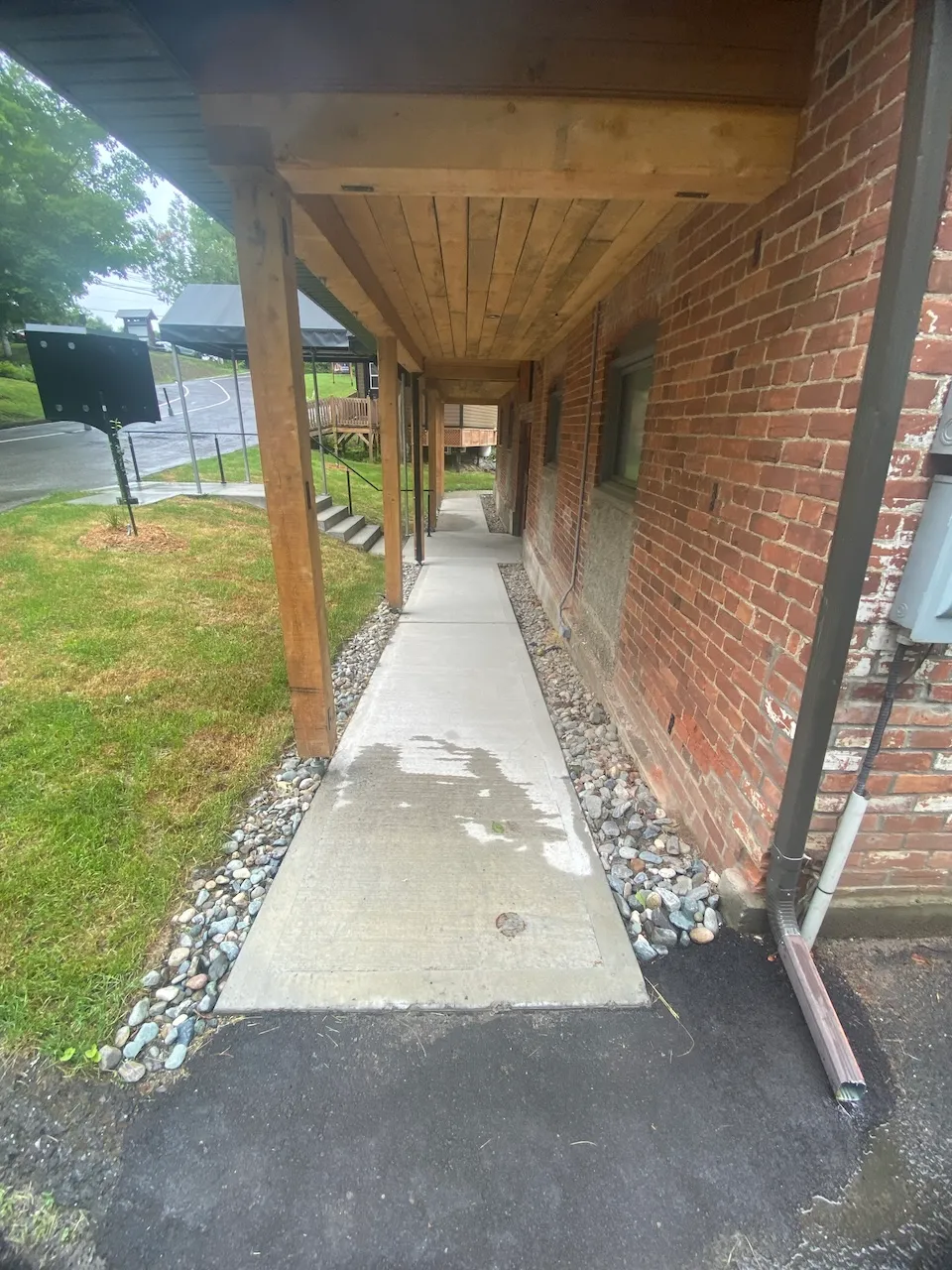 Path leading to the entrance from the parking area