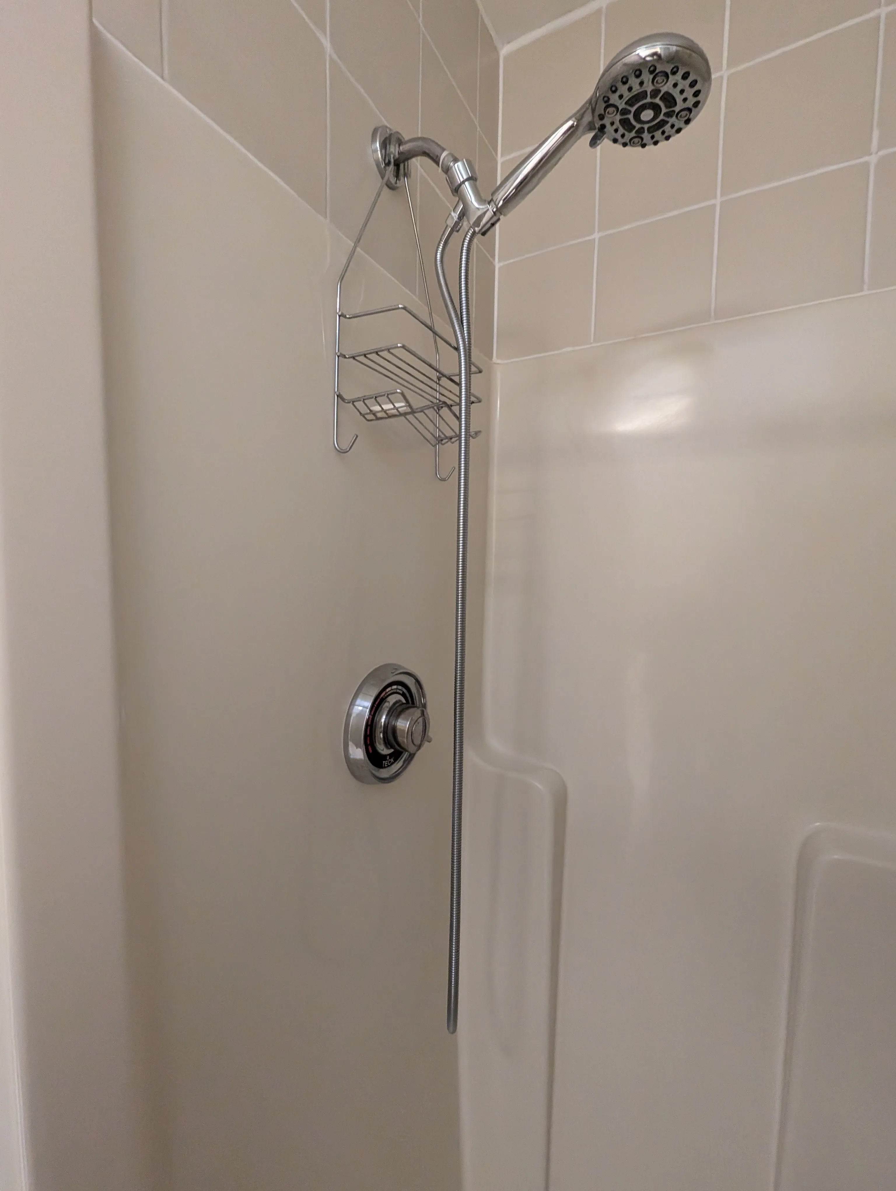 Shower stall - faucets - men's floor