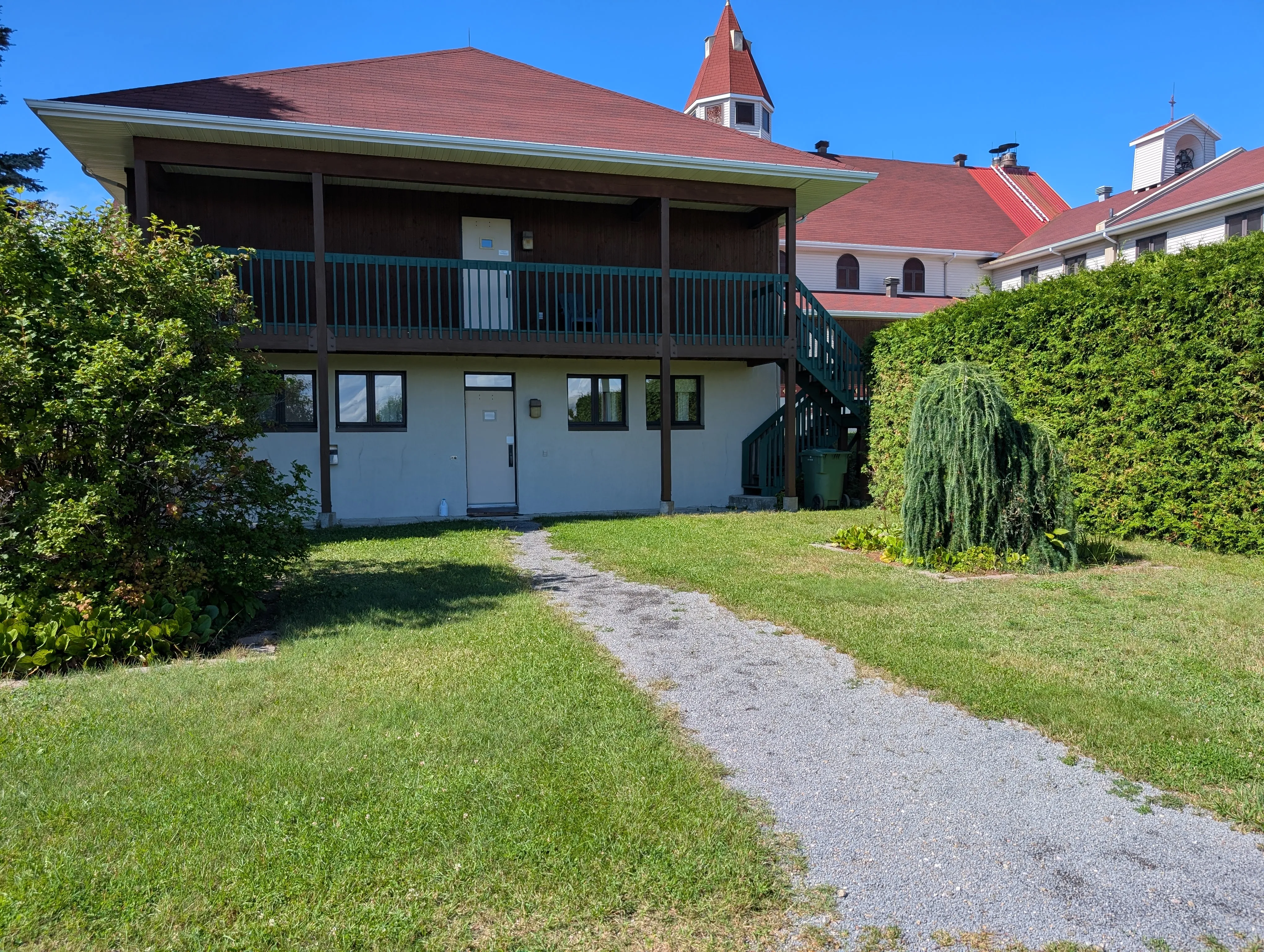 Path to the side entrance