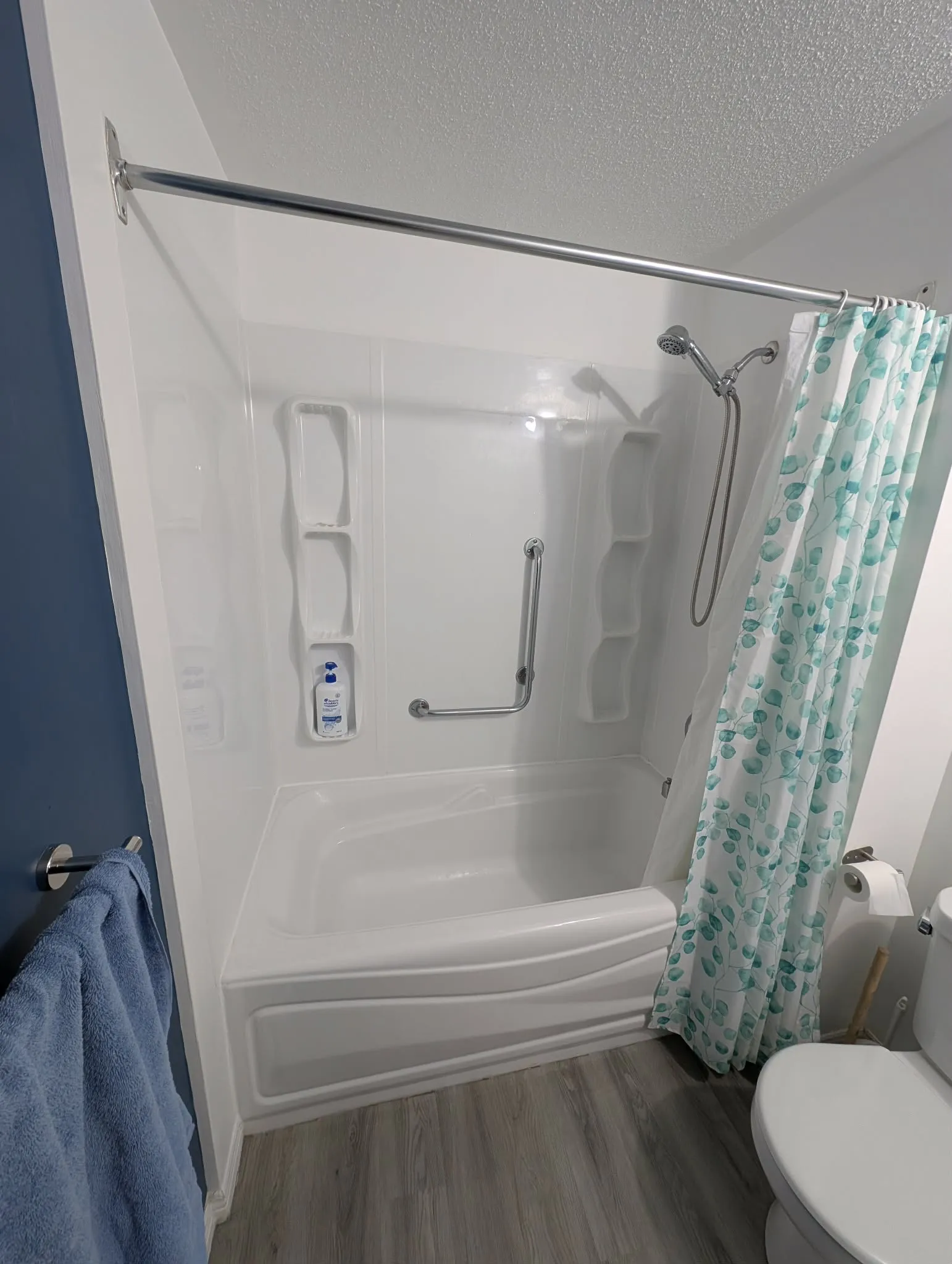 Room 15 - Bathroom