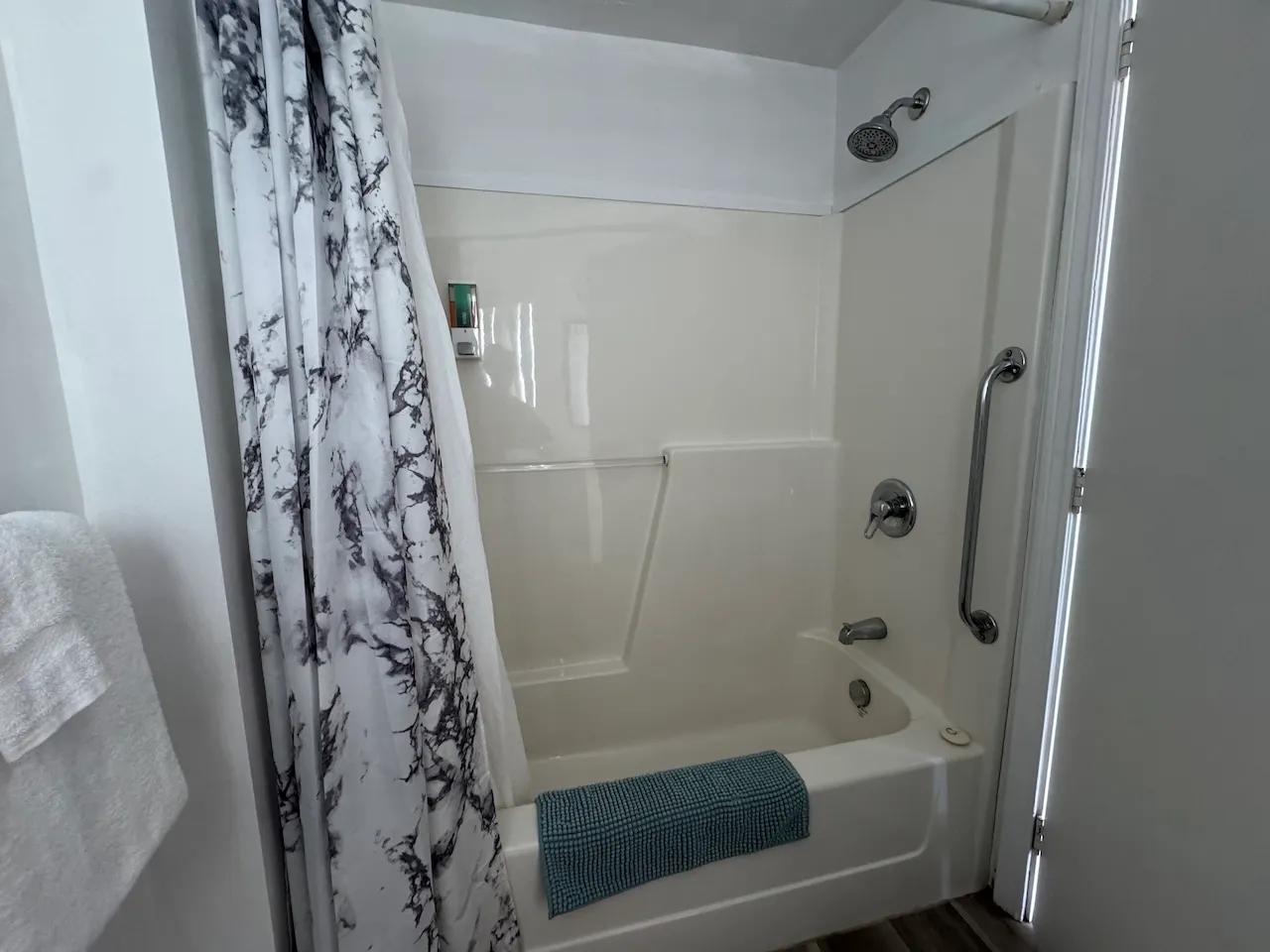 Room 18 - Bathroom