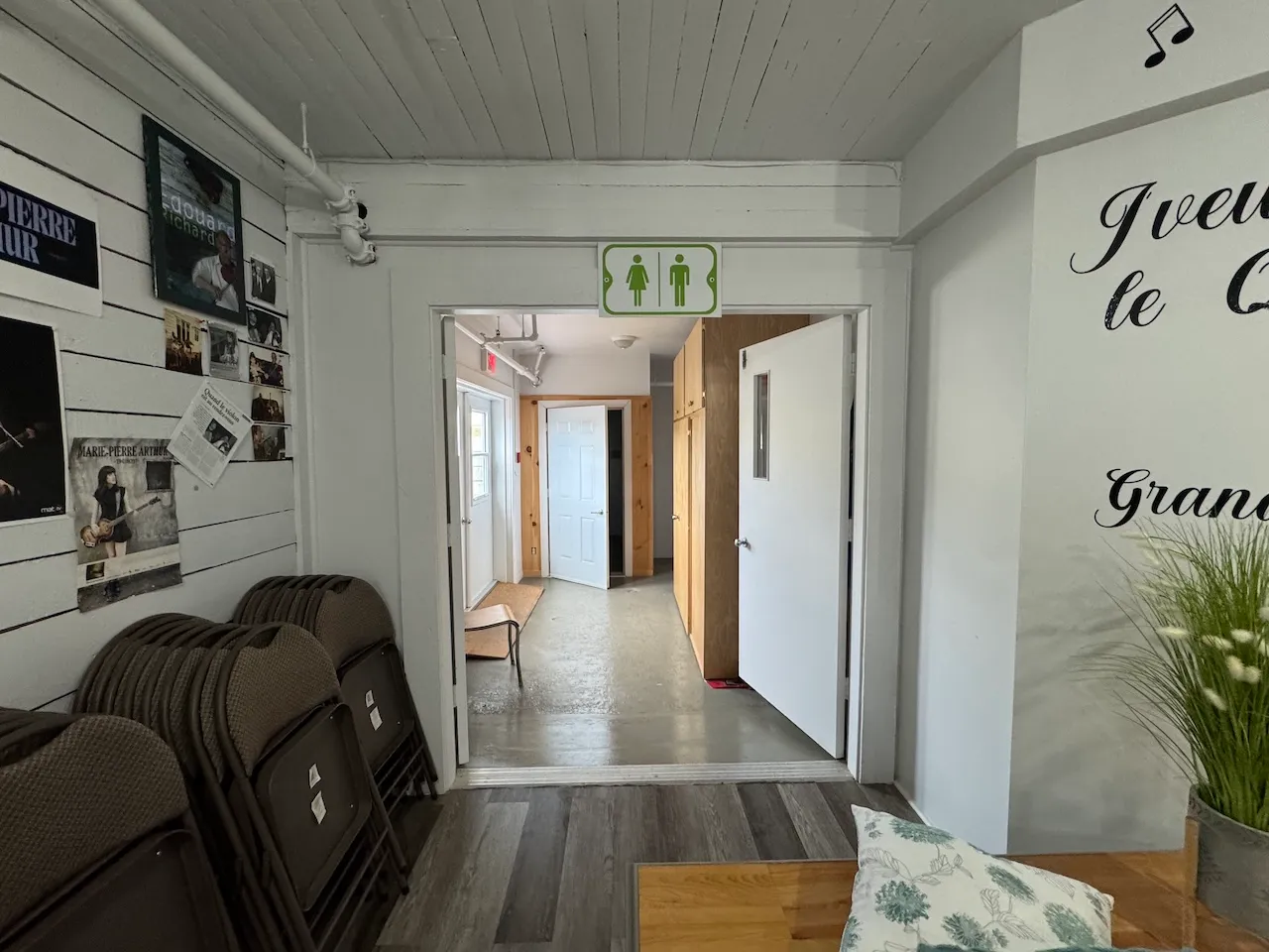 Allée vers les salles de toilettes