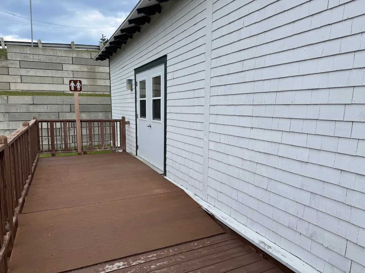 Entrée vers les salles de toilettes - Sur le côté