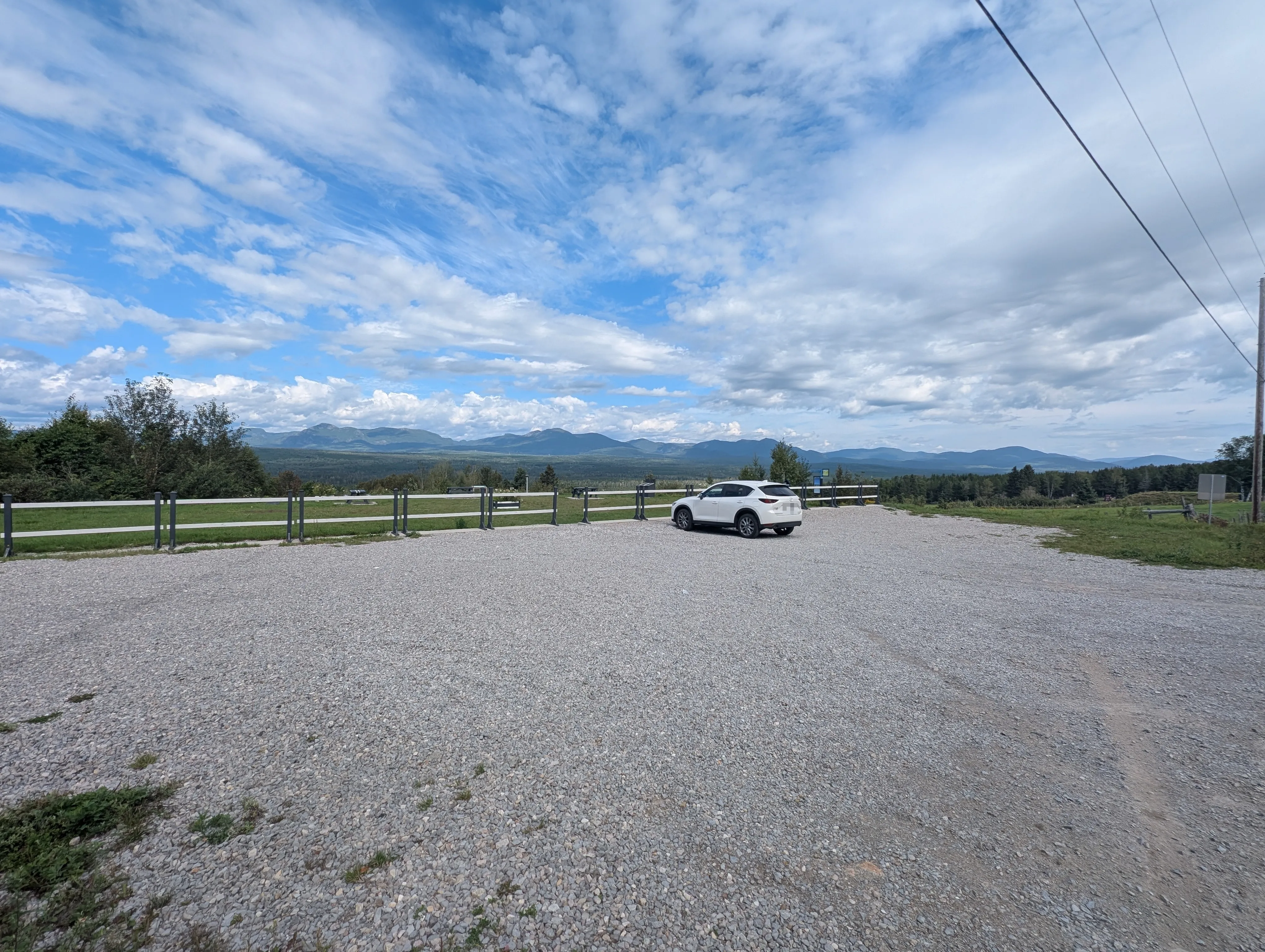 Stationnement et vue sur les montagnes