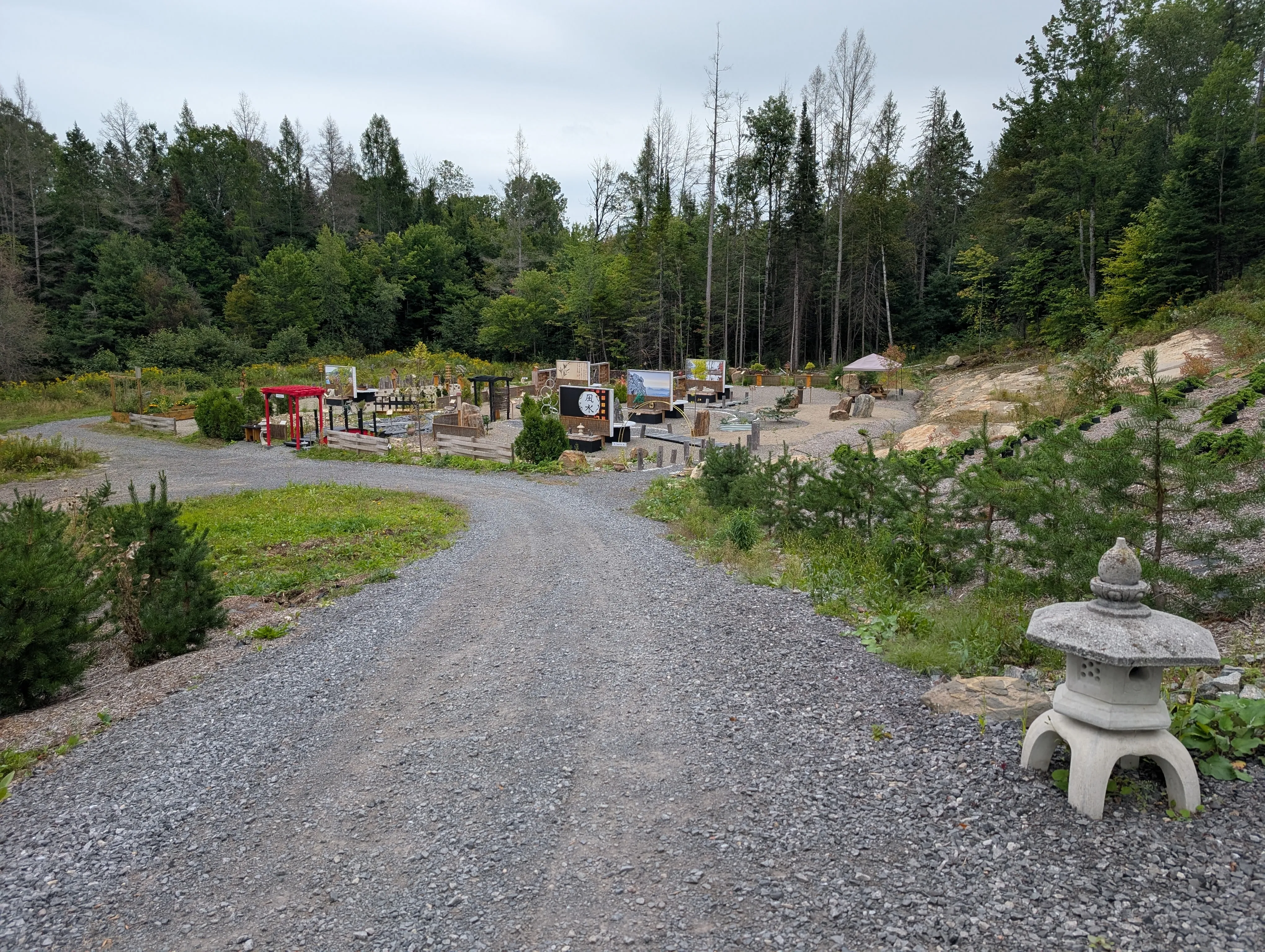 Chemin d'accès vers le Jardin Feng Shui