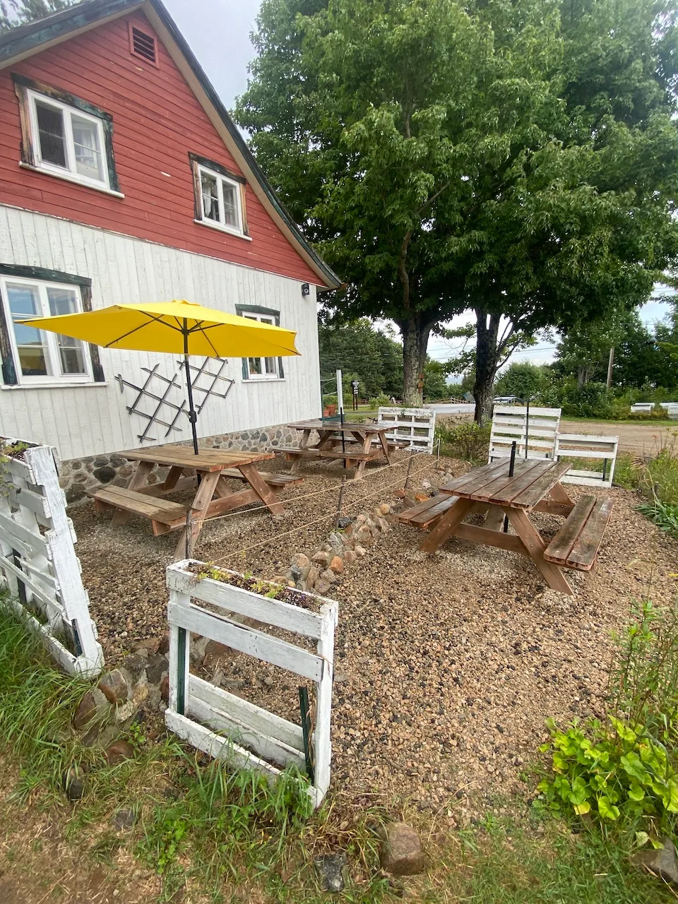 Outdoor seating area - café