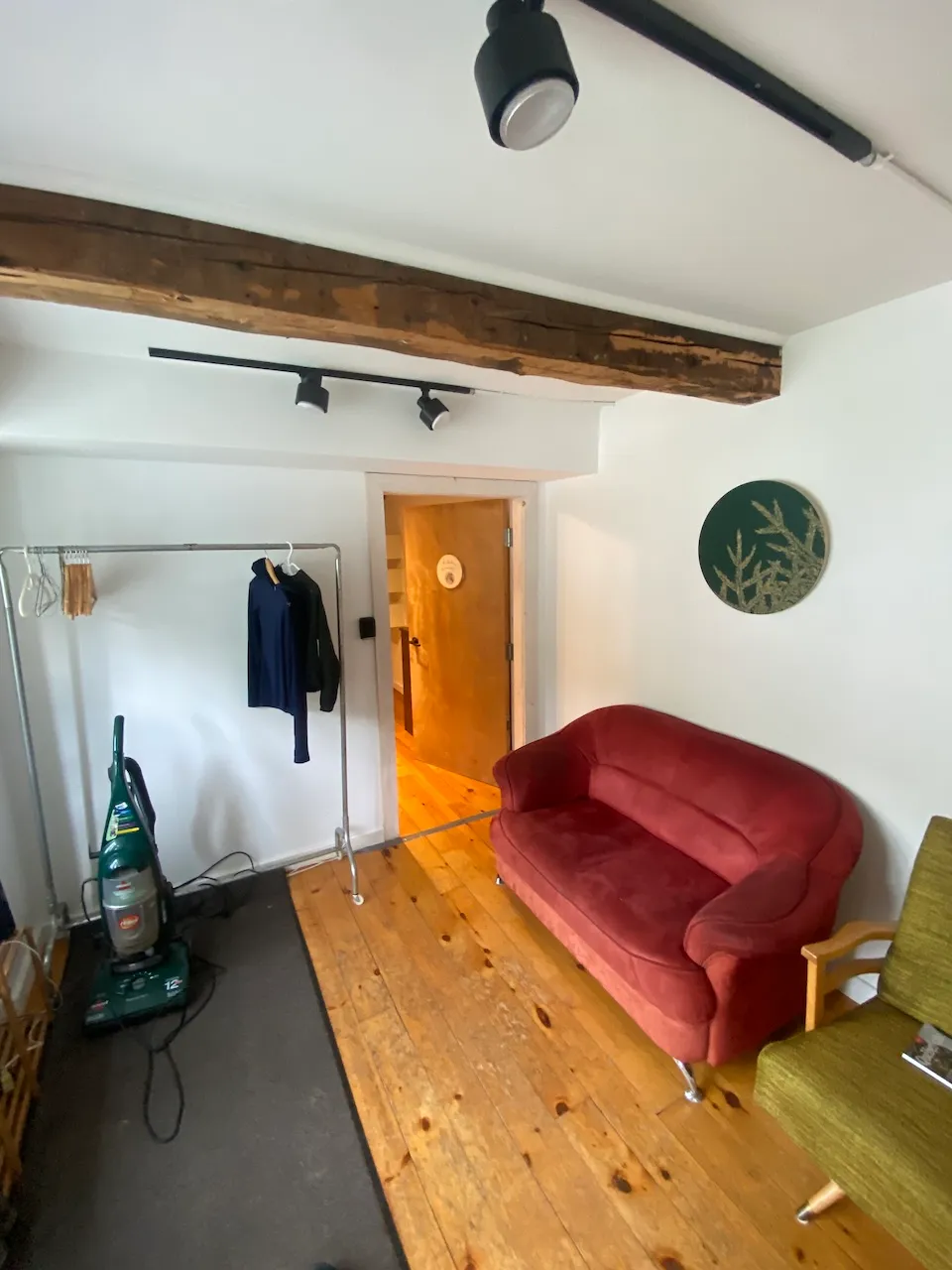 Entrance hall / hallway leading to the bedroom