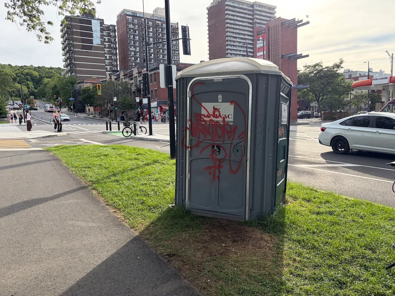 Accessible portable restroom located at the corner of Mont-Royal Avenue and Parc