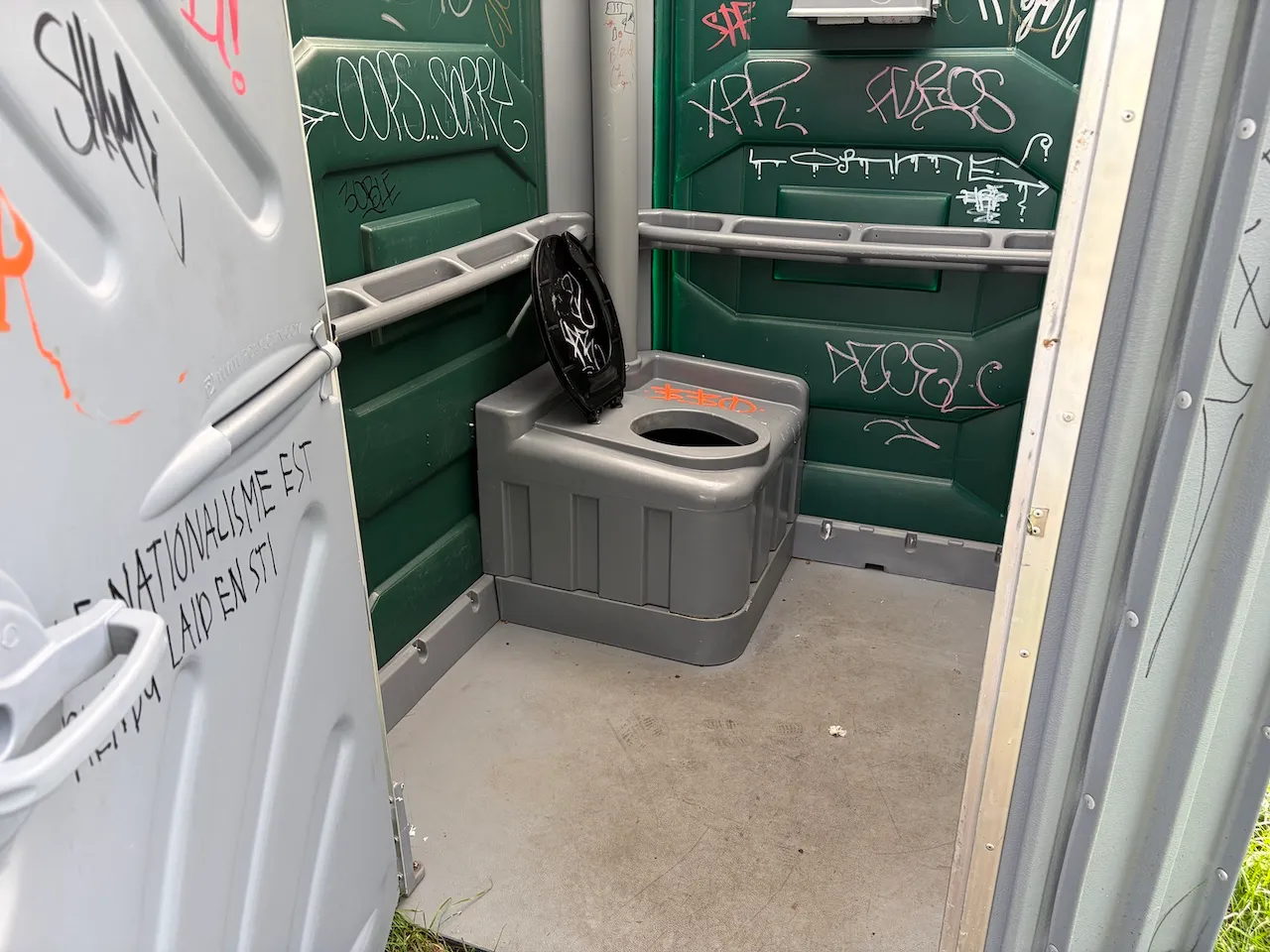 Accessible portable restroom located at the corner of Mont-Royal Avenue and Parc