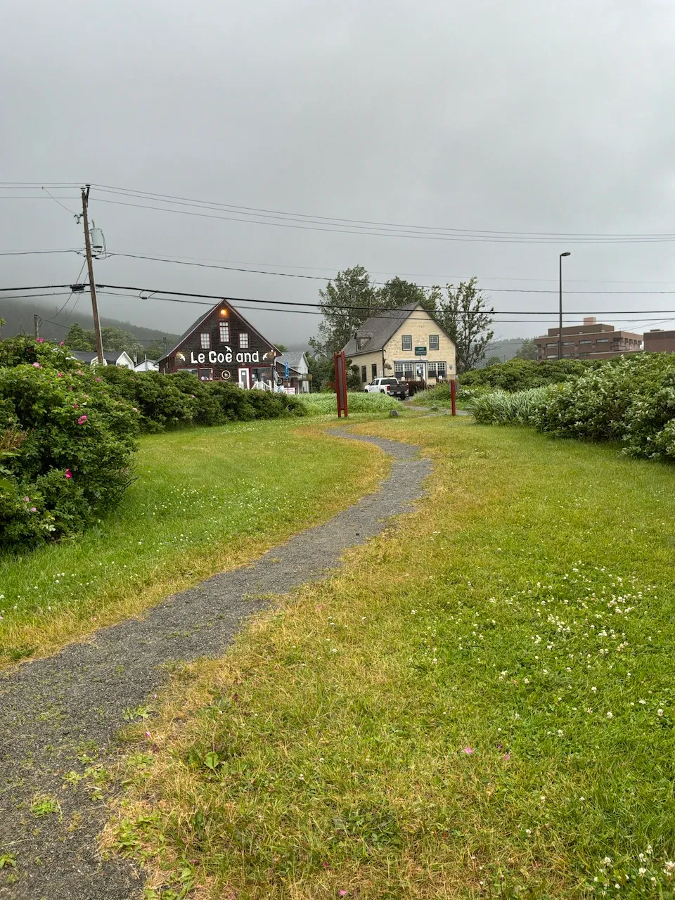 Sentier menant du stationnement à la route 132