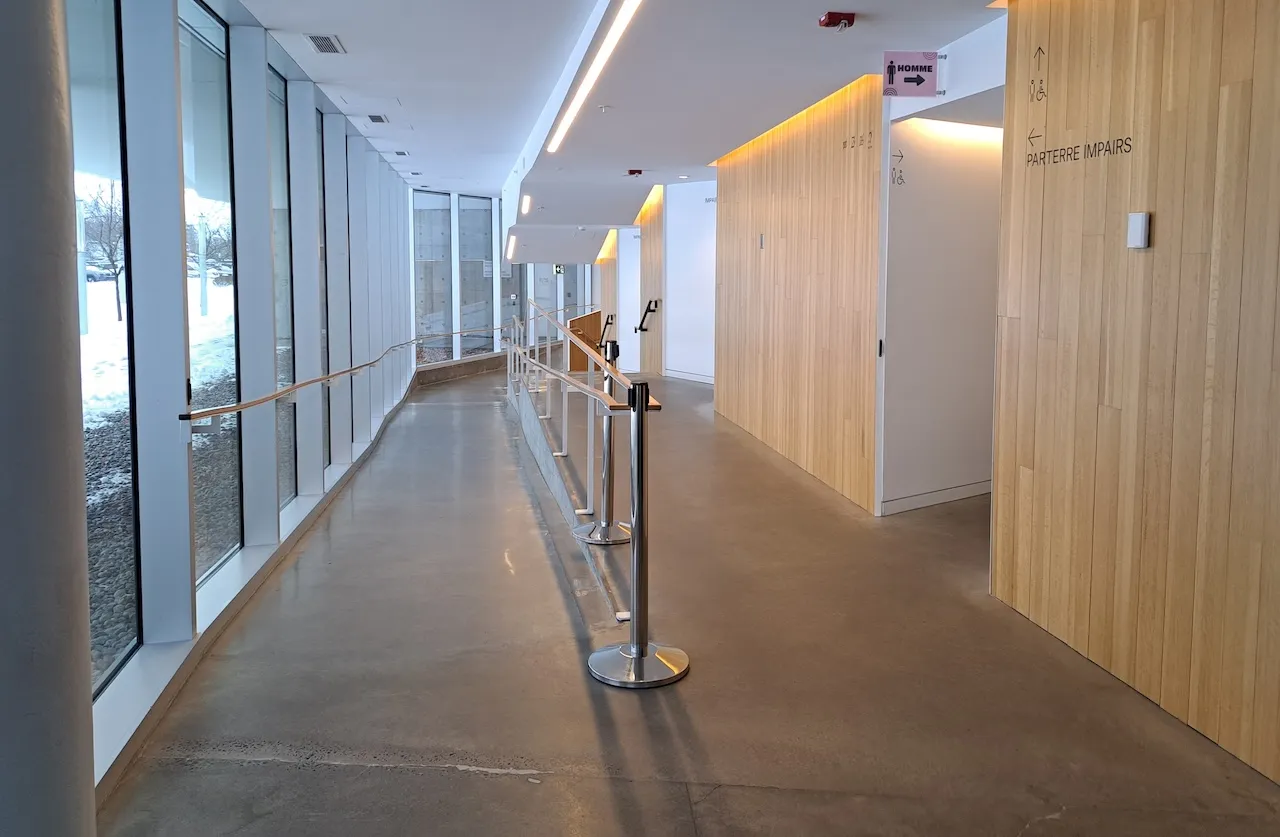 Parterre - Côté impair - Rampe d'accès - Devant le bar