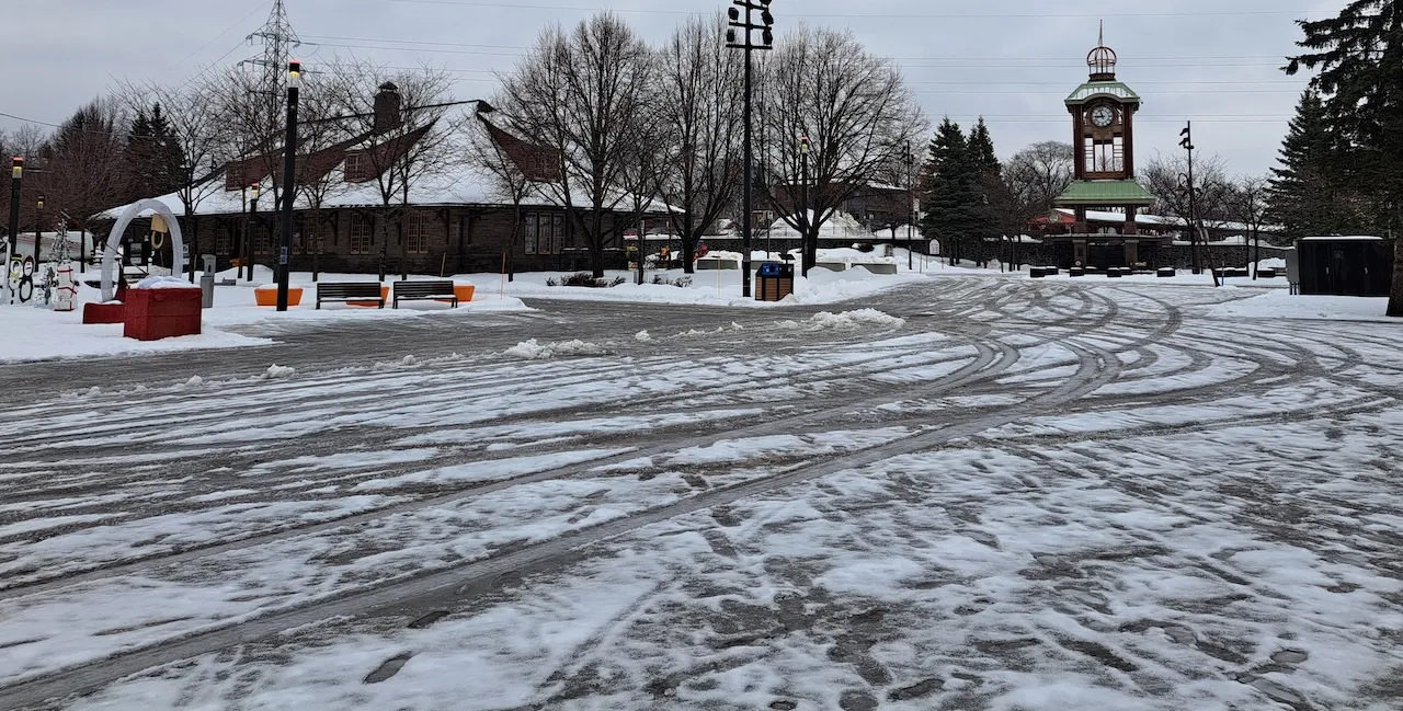 Allée menant à la Place de la Gare - Devant l'entrée principale
