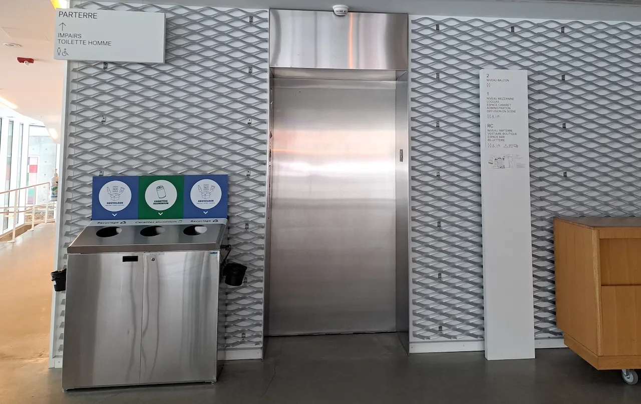 Ascenseur - Devant le bar