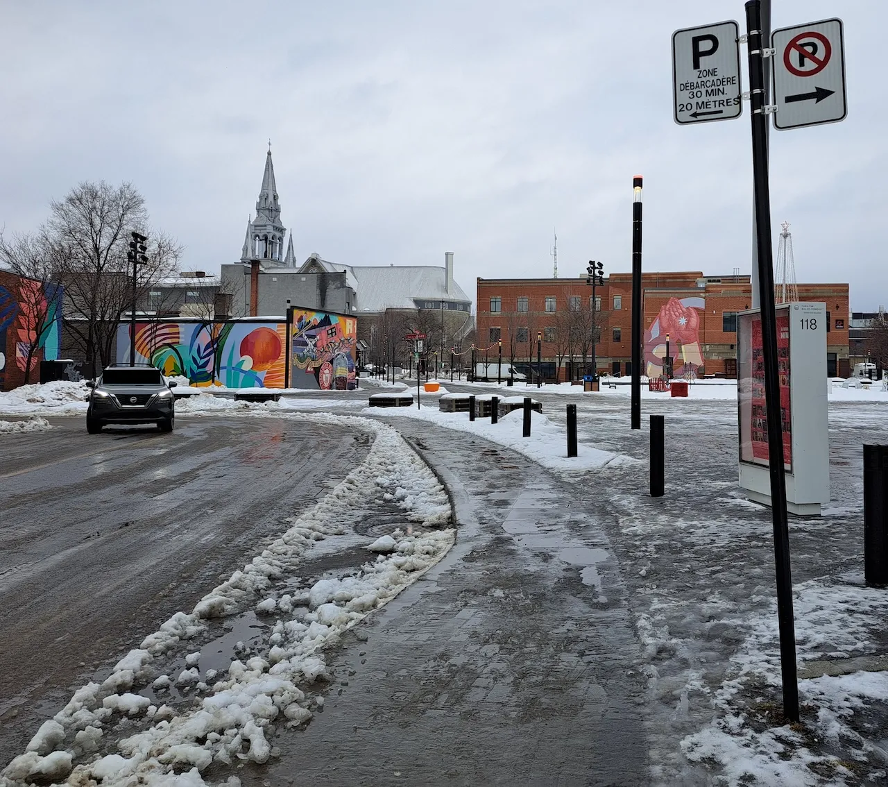 Espace de débarcadère - Devant l'entrée principale