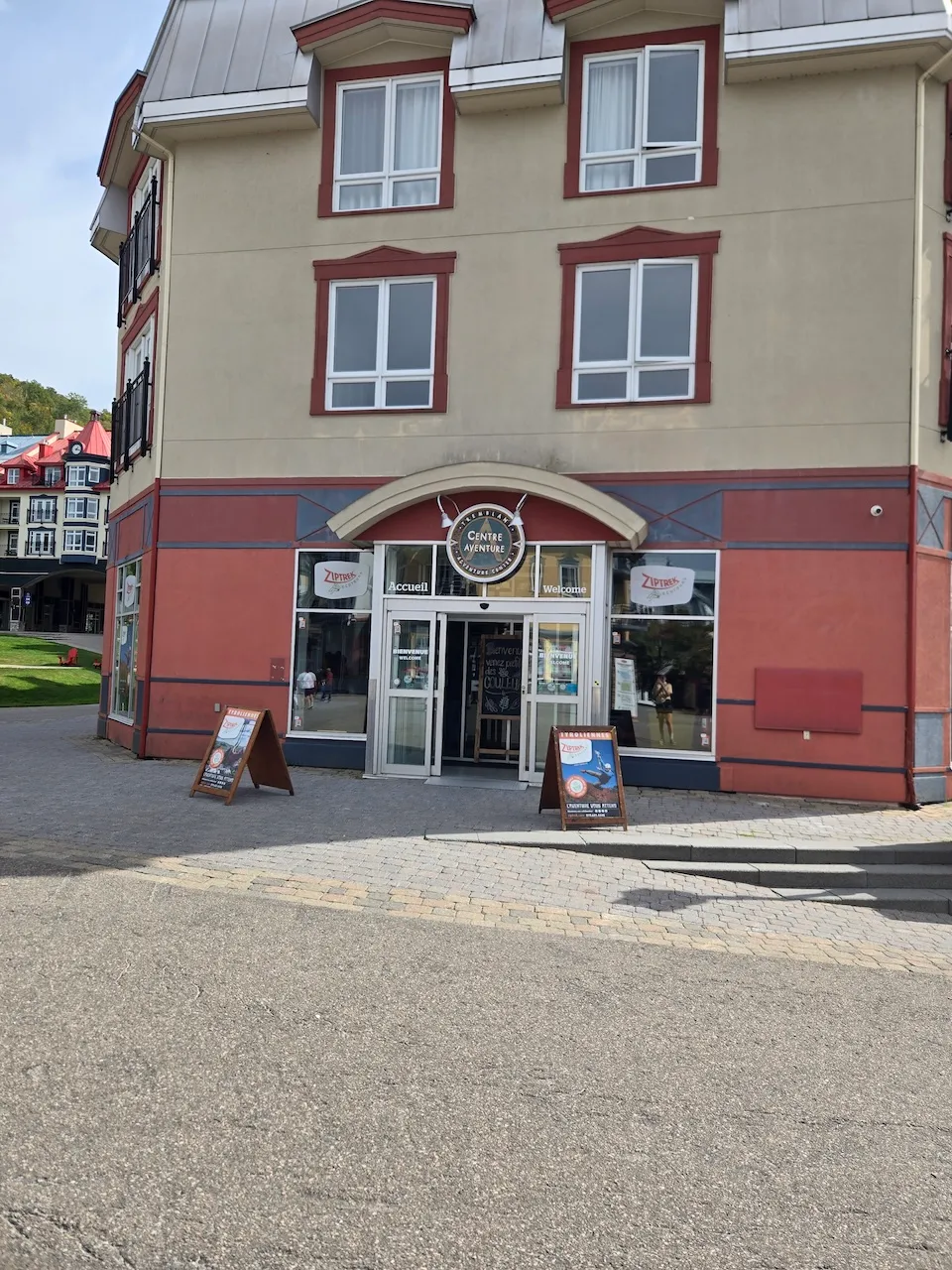 Entrée extérieure du pavillon d'accueil