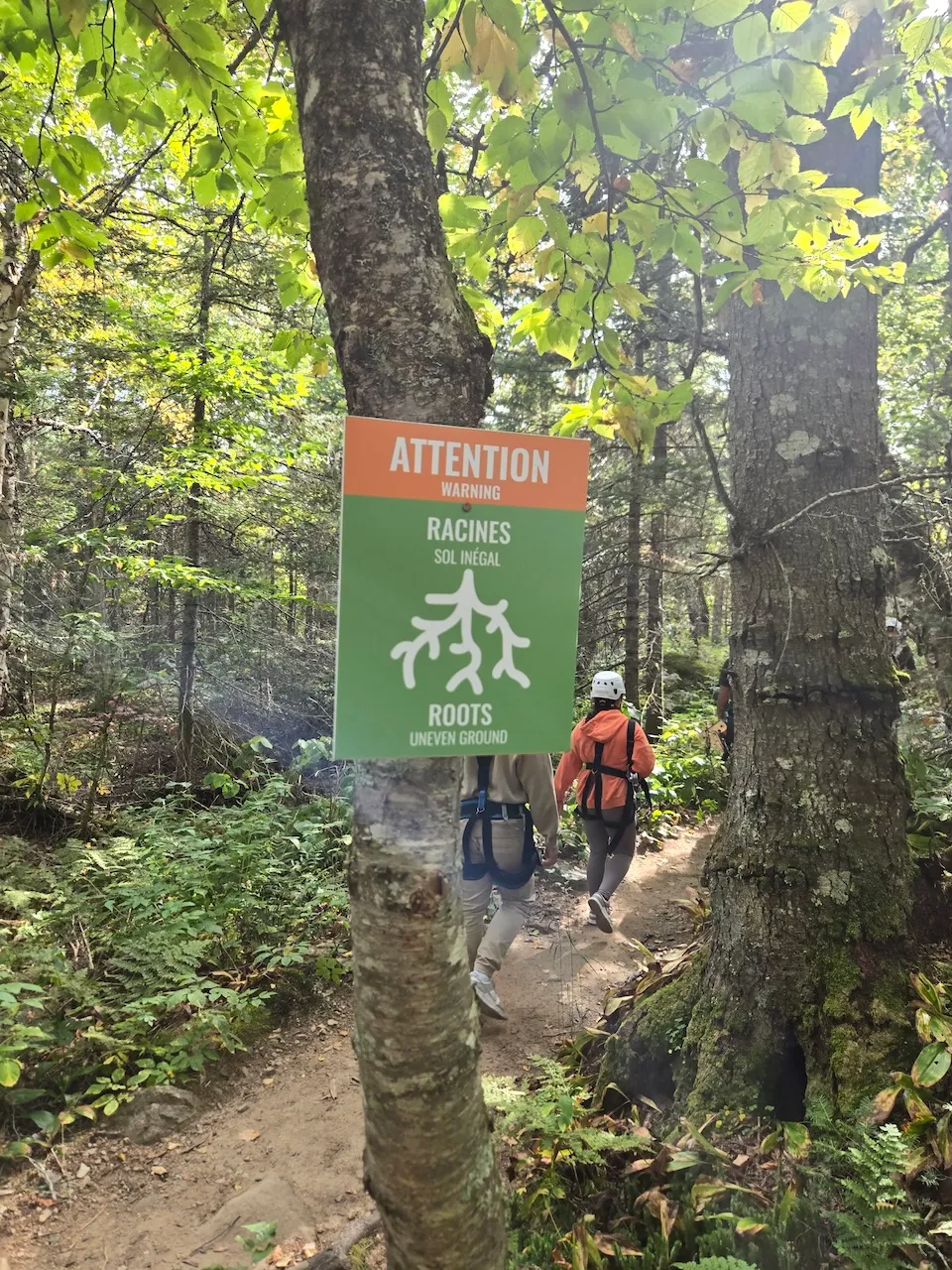 Panneaux d'avertissement sur le sentier